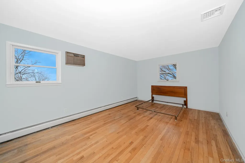 24 Brooktree Circle Lindenhurst NY 11757