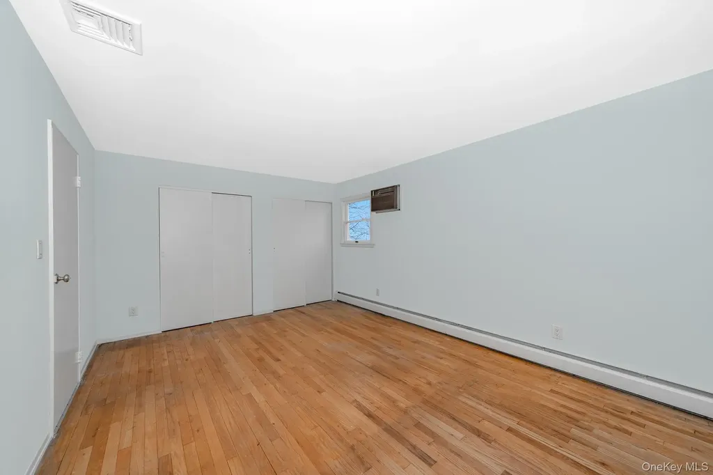 24 Brooktree Circle Lindenhurst NY 11757