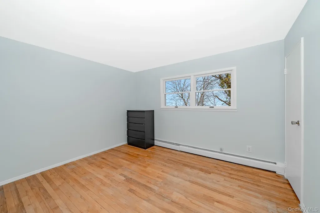 24 Brooktree Circle Lindenhurst NY 11757