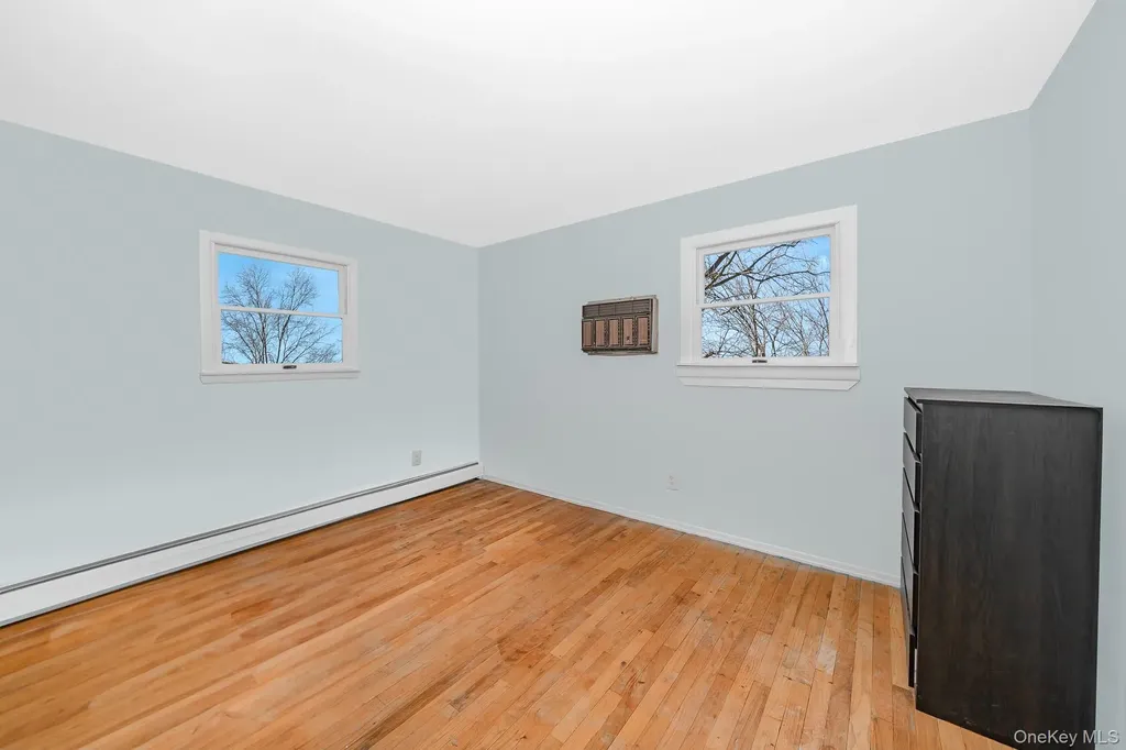 24 Brooktree Circle Lindenhurst NY 11757