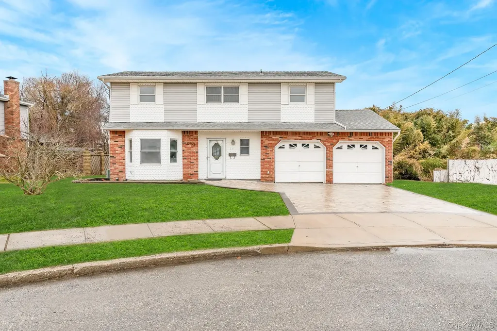 24 Brooktree Circle Lindenhurst NY 11757