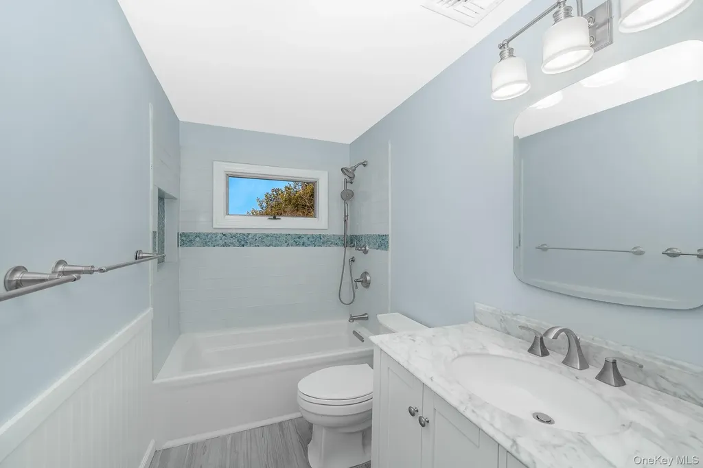 24 Brooktree Circle Lindenhurst NY 11757