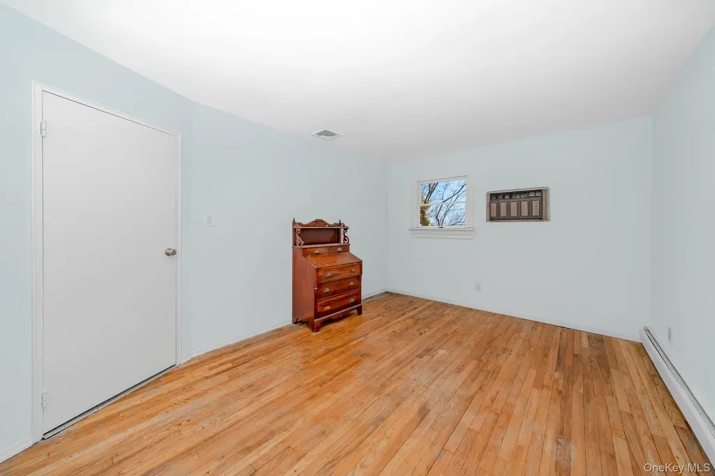 24 Brooktree Circle Lindenhurst NY 11757