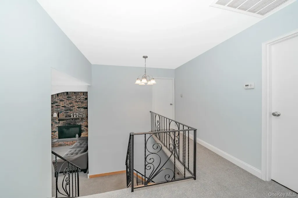24 Brooktree Circle Lindenhurst NY 11757