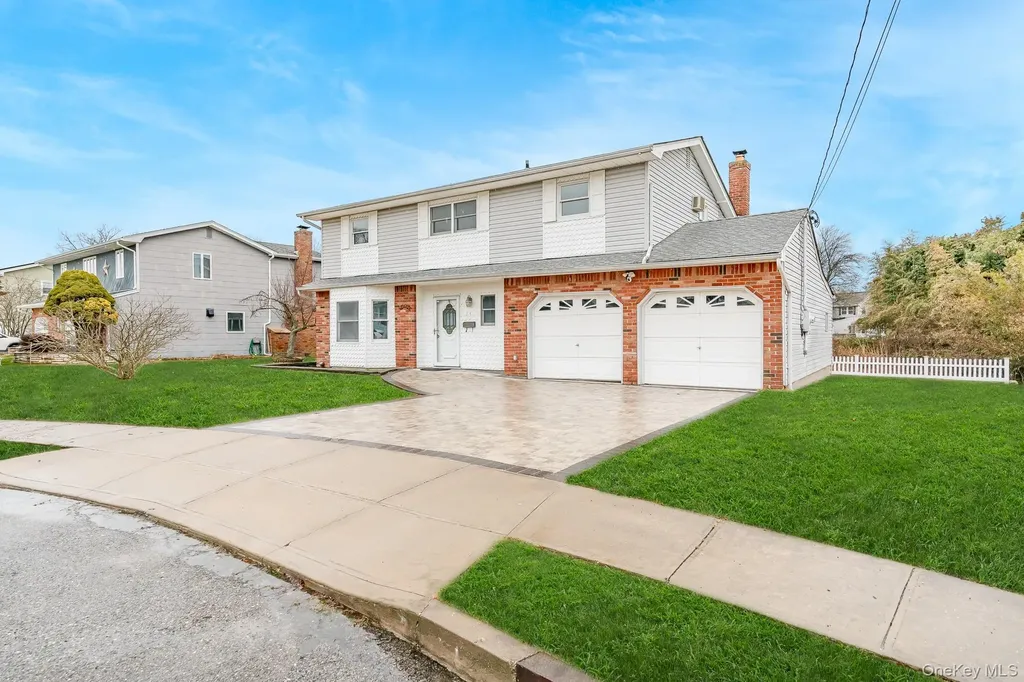 24 Brooktree Circle Lindenhurst NY 11757