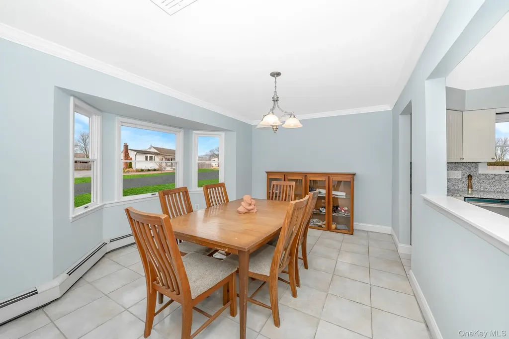 24 Brooktree Circle Lindenhurst NY 11757