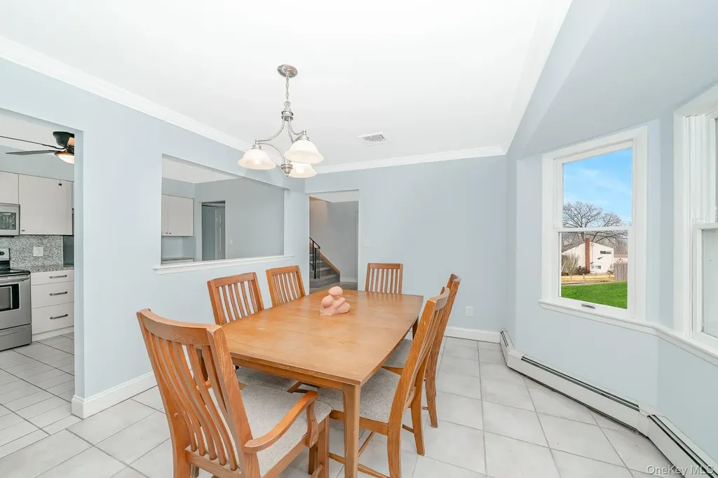 24 Brooktree Circle Lindenhurst NY 11757