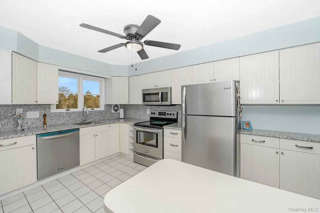 24 Brooktree Circle Lindenhurst NY 11757