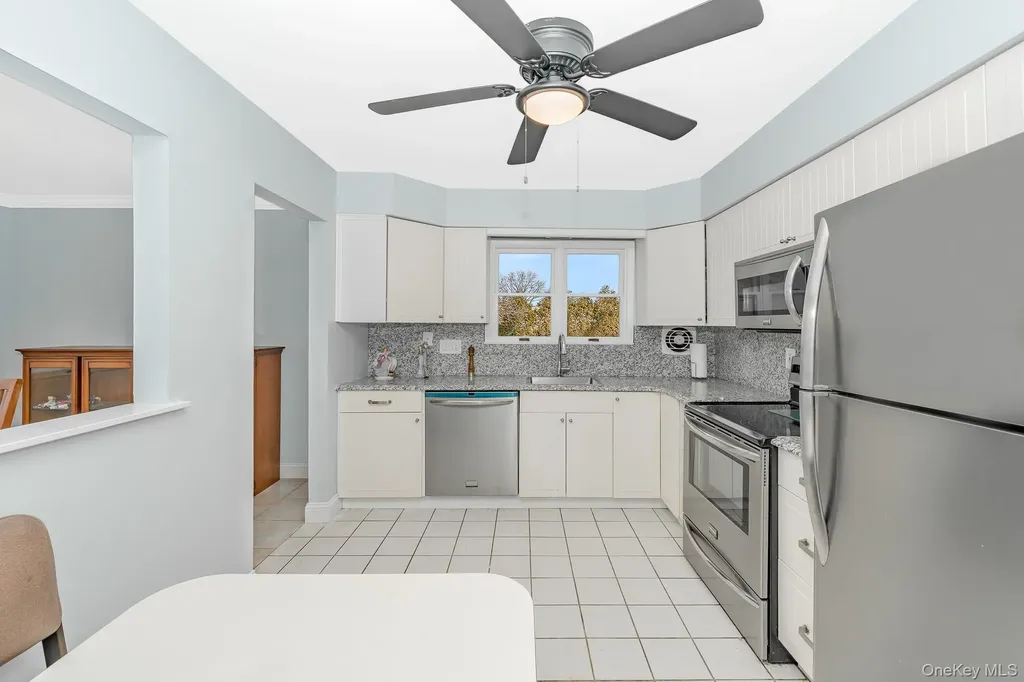24 Brooktree Circle Lindenhurst NY 11757