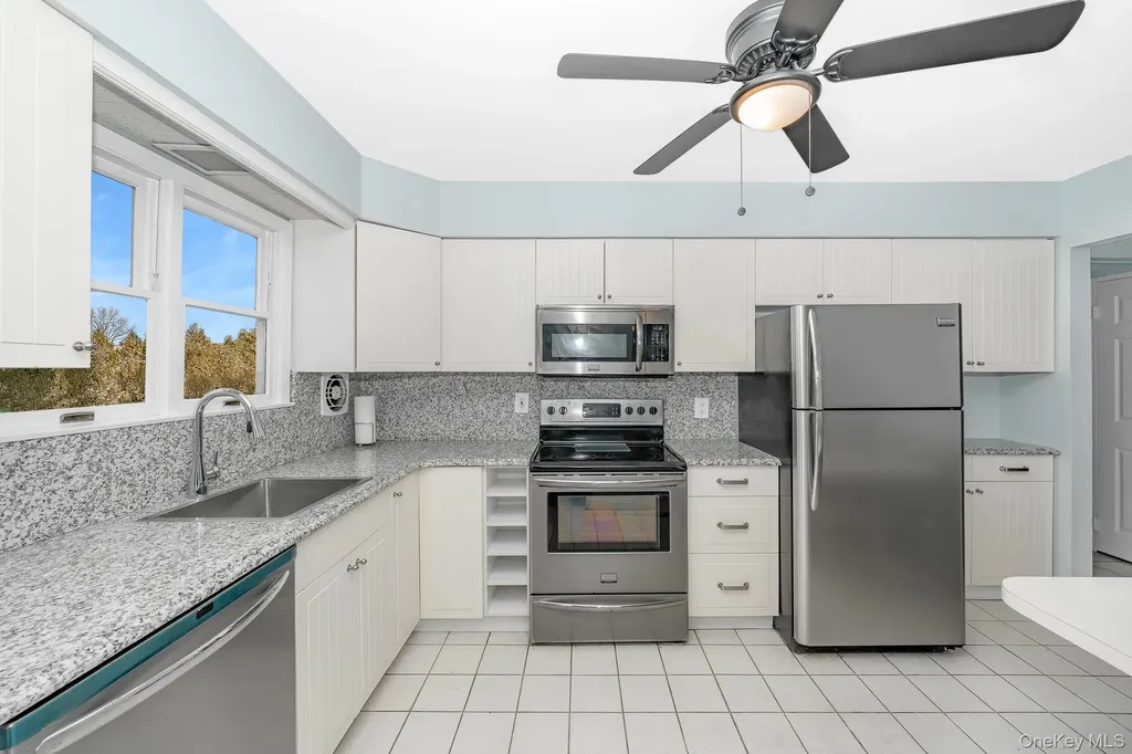 24 Brooktree Circle Lindenhurst NY 11757