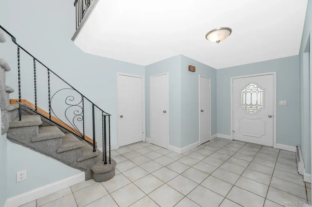 24 Brooktree Circle Lindenhurst NY 11757