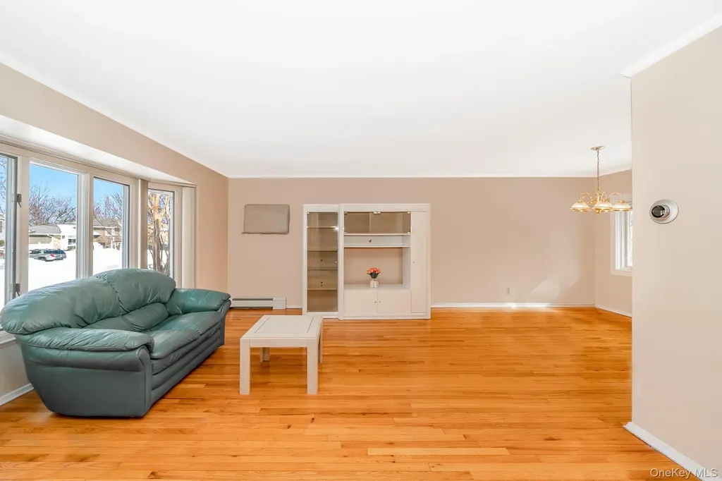 4 Nottinghill Drive Massapequa NY 11758