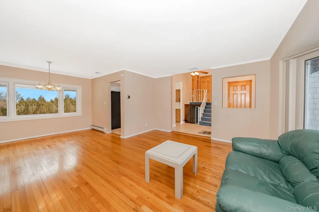 4 Nottinghill Drive Massapequa NY 11758