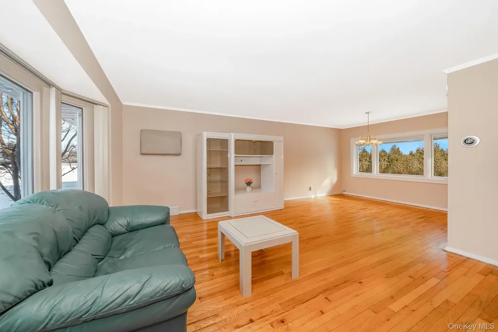 4 Nottinghill Drive Massapequa NY 11758