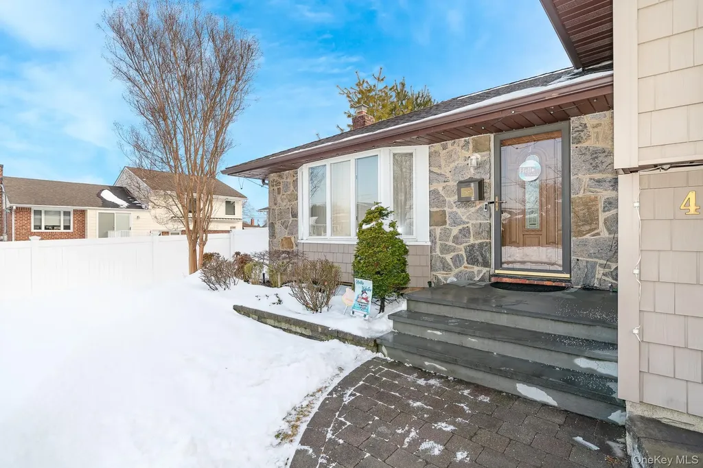 4 Nottinghill Drive Massapequa NY 11758