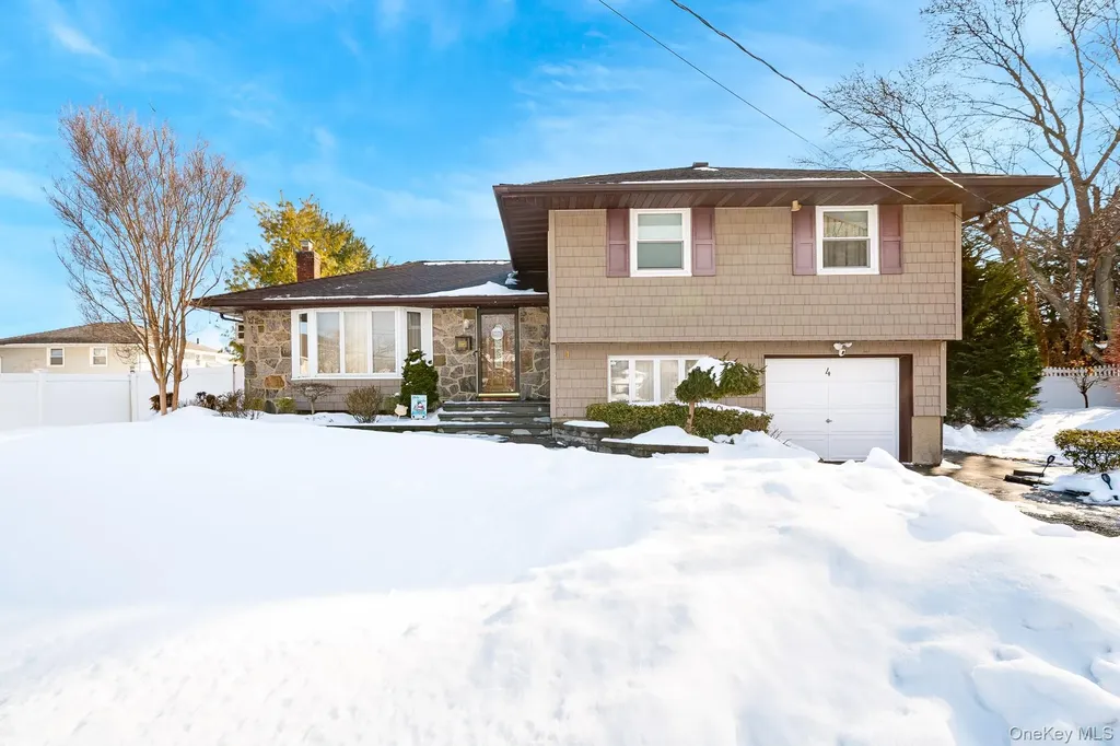 4 Nottinghill Drive Massapequa NY 11758