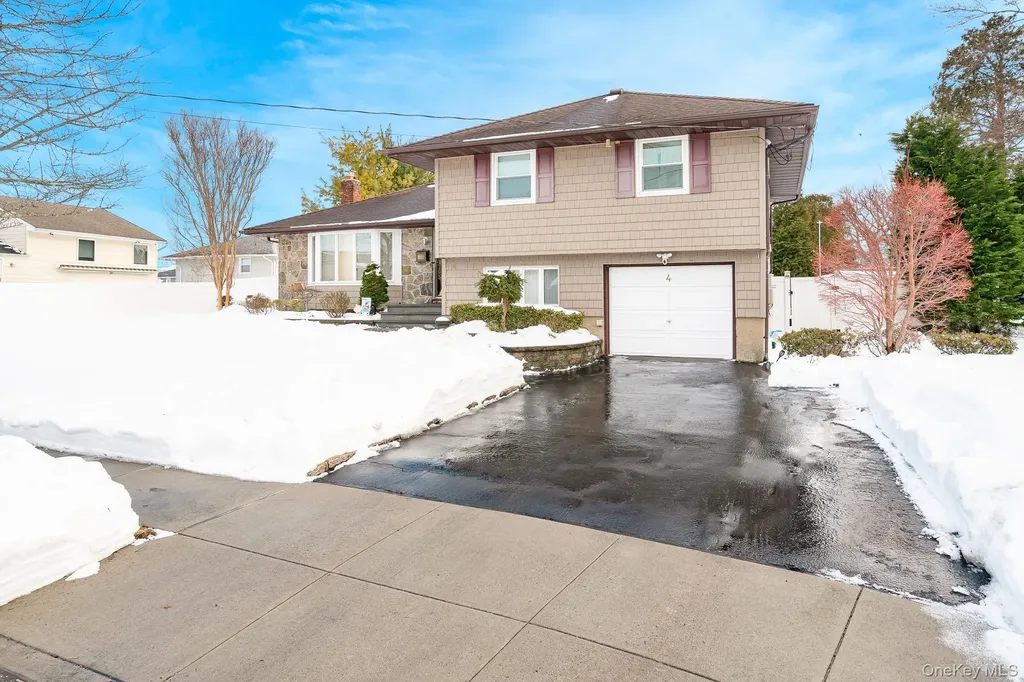 4 Nottinghill Drive Massapequa NY 11758