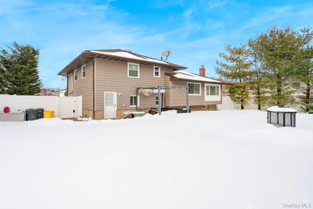 4 Nottinghill Drive Massapequa NY 11758