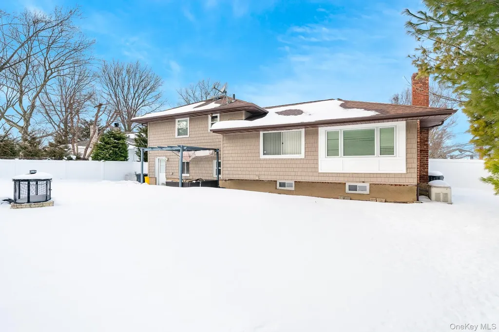 4 Nottinghill Drive Massapequa NY 11758