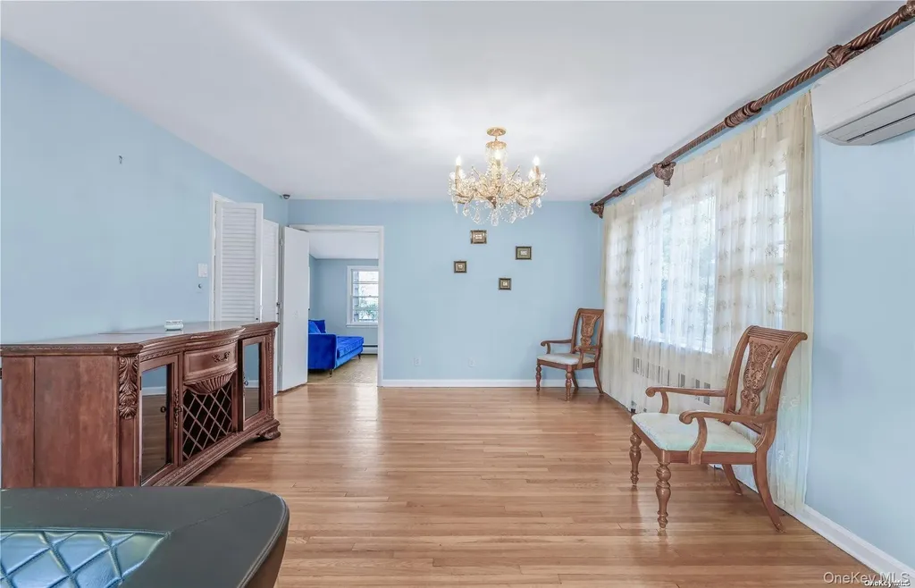 75 Hicks Lane Great Neck NY 11024