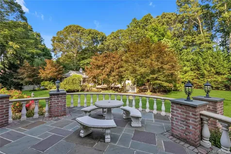11 Danton Lane N Lattingtown NY 11560