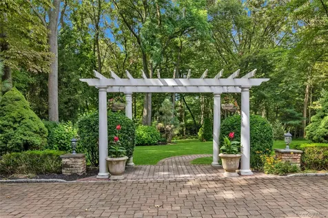 11 Danton Lane N Lattingtown NY 11560