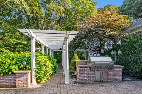 11 Danton Lane N Lattingtown NY 11560