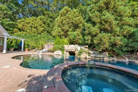 11 Danton Lane N Lattingtown NY 11560