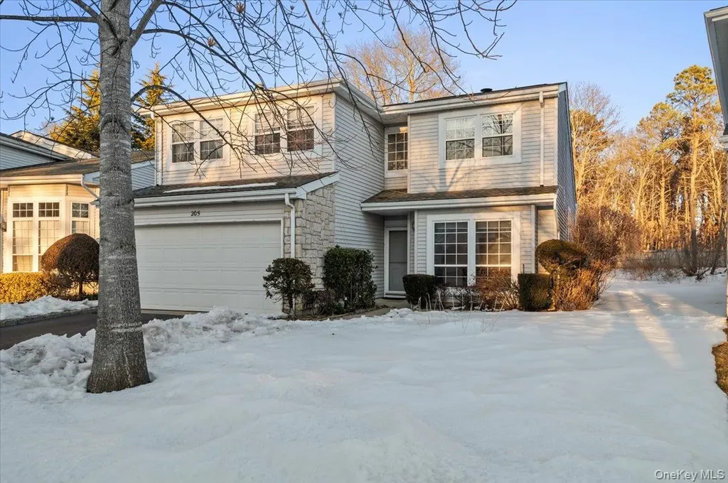 205 Fairfield Drive E Holbrook NY 11741