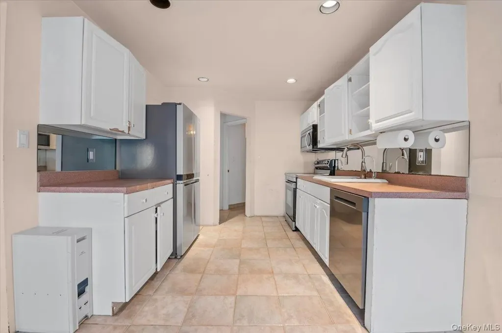 205 Fairfield Drive E Holbrook NY 11741