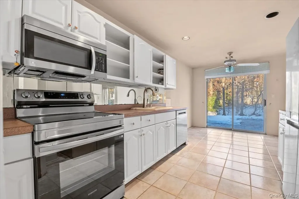 205 Fairfield Drive E Holbrook NY 11741