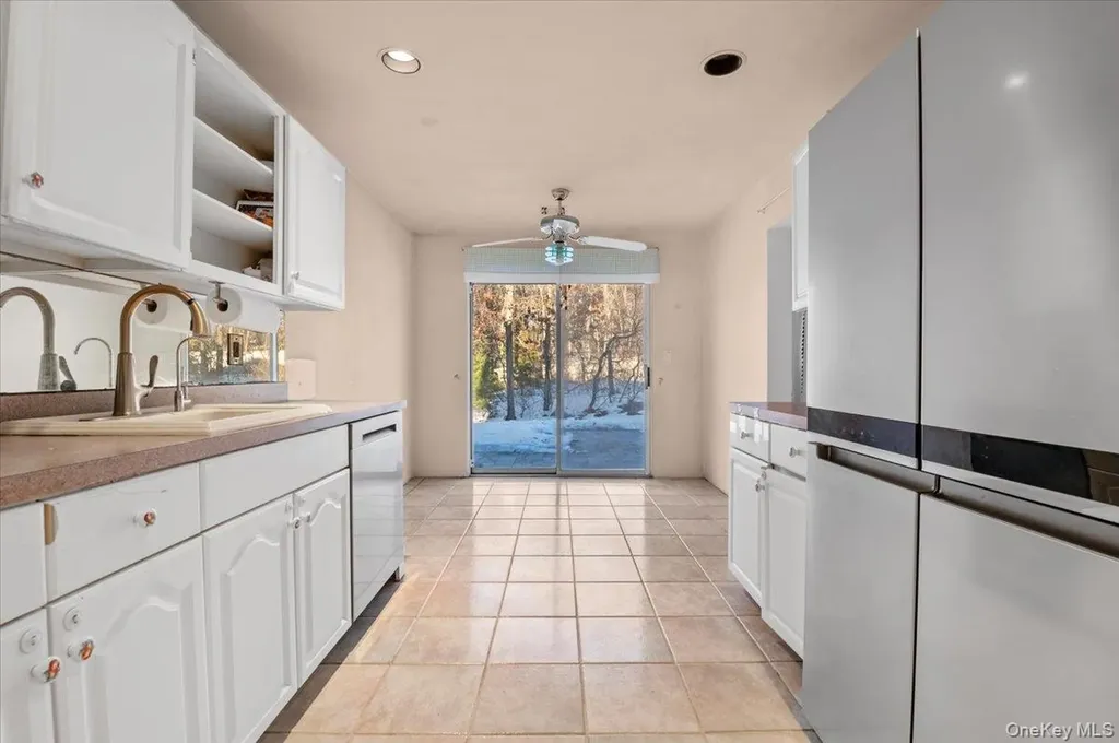 205 Fairfield Drive E Holbrook NY 11741