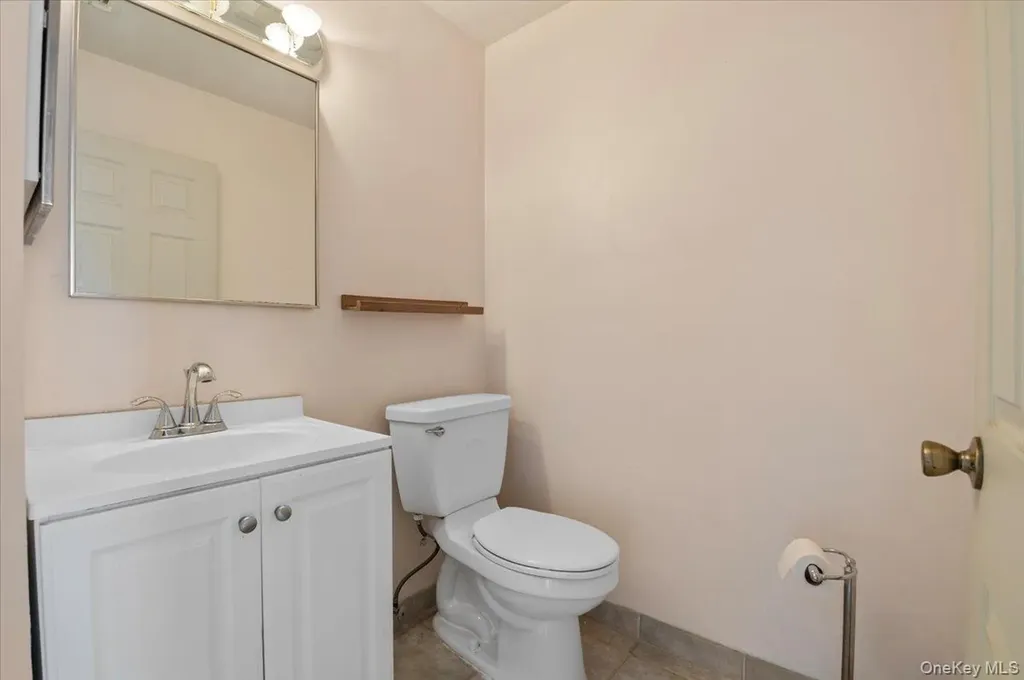 205 Fairfield Drive E Holbrook NY 11741