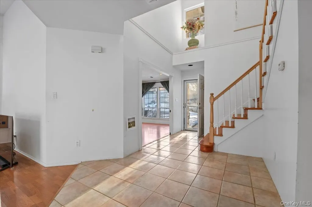 205 Fairfield Drive E Holbrook NY 11741