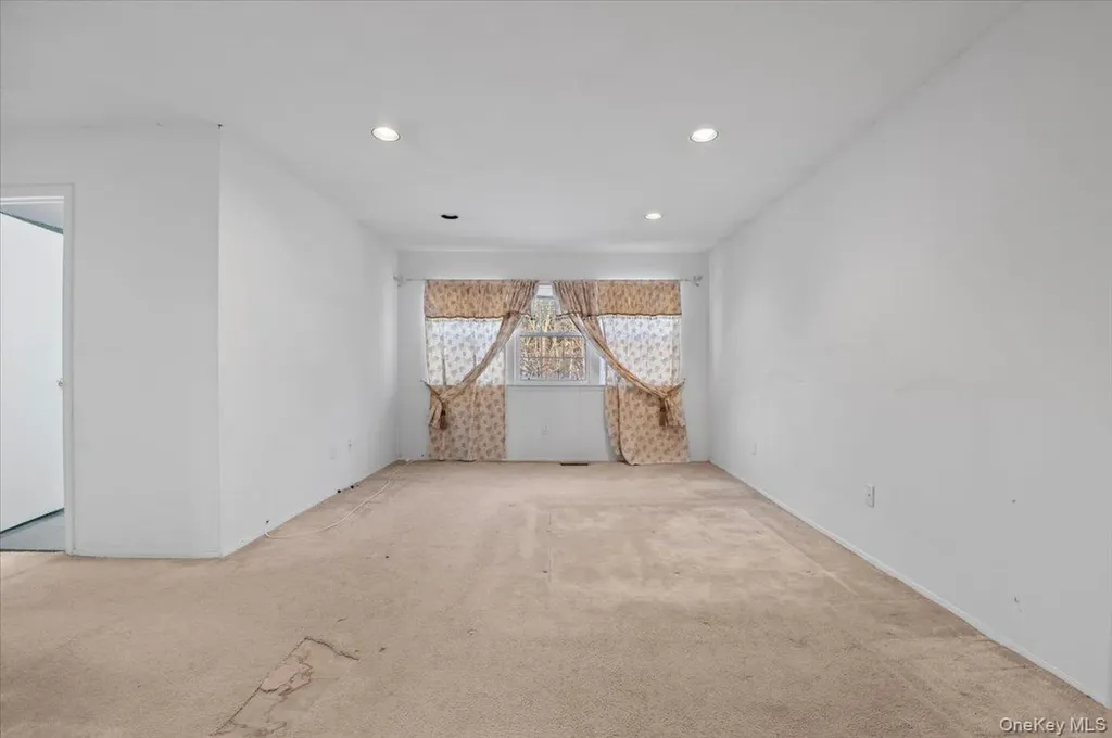 205 Fairfield Drive E Holbrook NY 11741