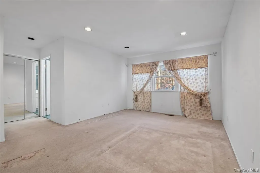 205 Fairfield Drive E Holbrook NY 11741