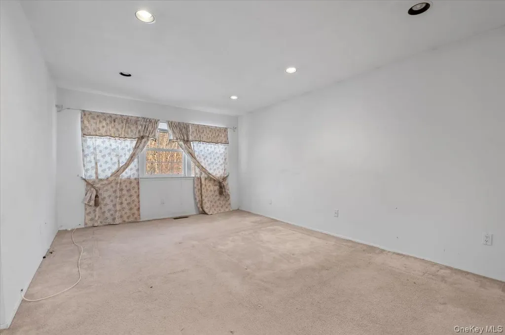 205 Fairfield Drive E Holbrook NY 11741