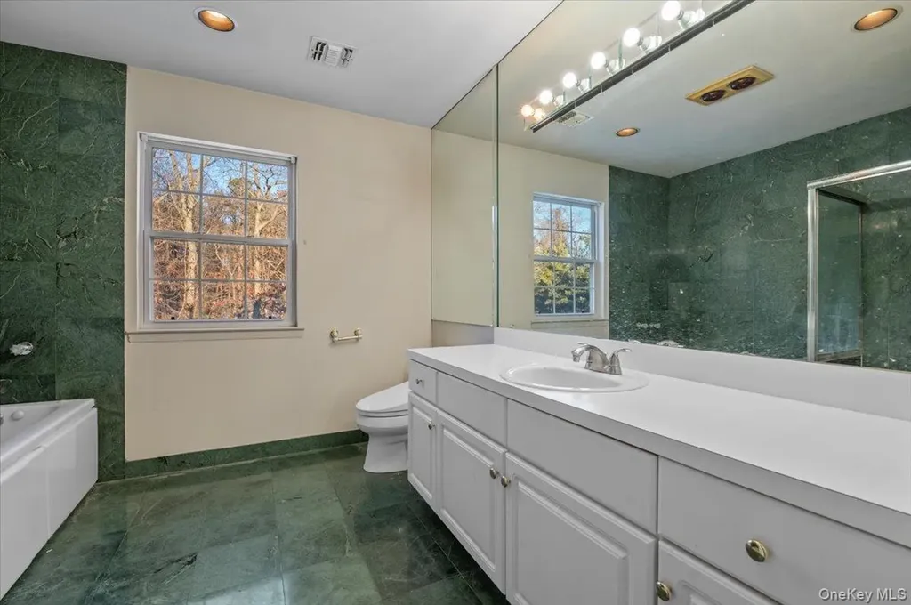 205 Fairfield Drive E Holbrook NY 11741