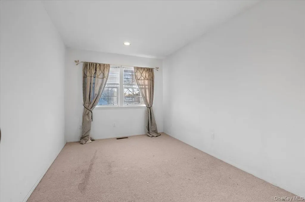 205 Fairfield Drive E Holbrook NY 11741