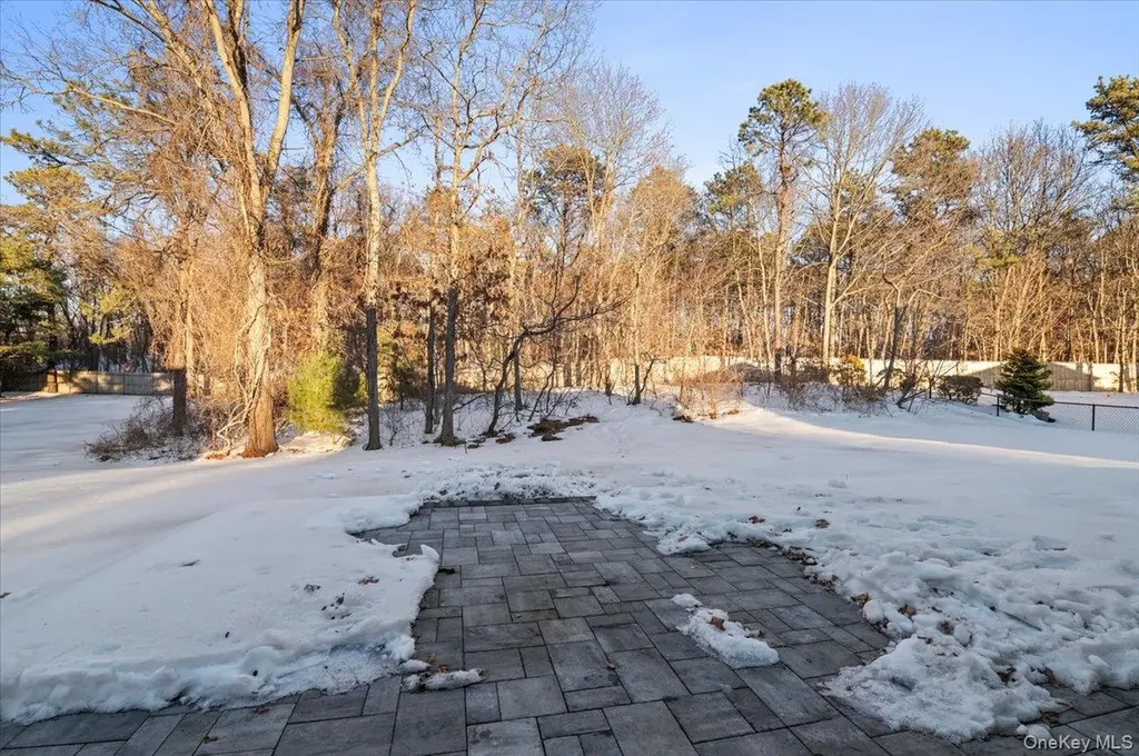 205 Fairfield Drive E Holbrook NY 11741