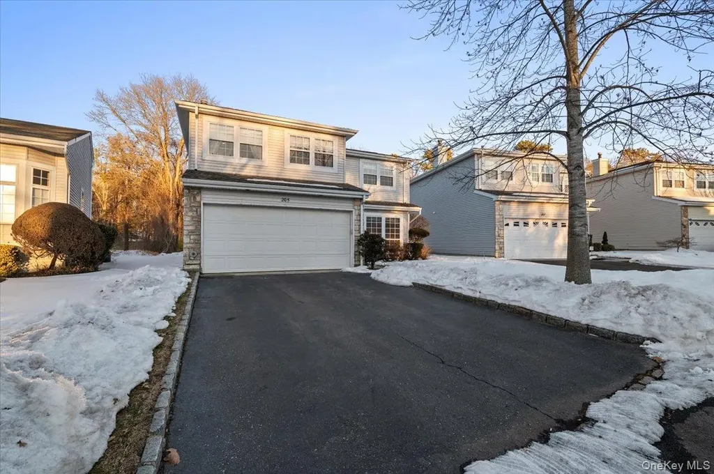 205 Fairfield Drive E Holbrook NY 11741