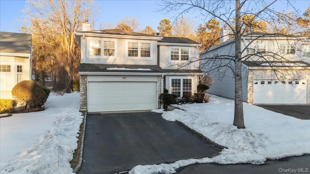 205 Fairfield Drive E Holbrook NY 11741