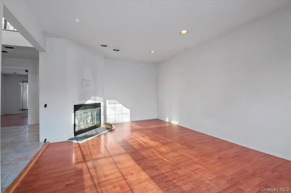 205 Fairfield Drive E Holbrook NY 11741