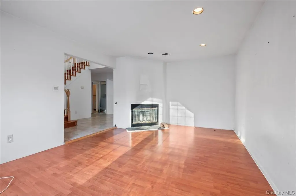 205 Fairfield Drive E Holbrook NY 11741