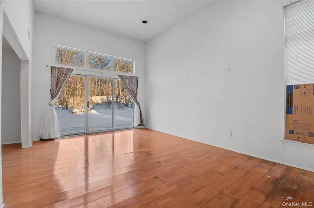 205 Fairfield Drive E Holbrook NY 11741