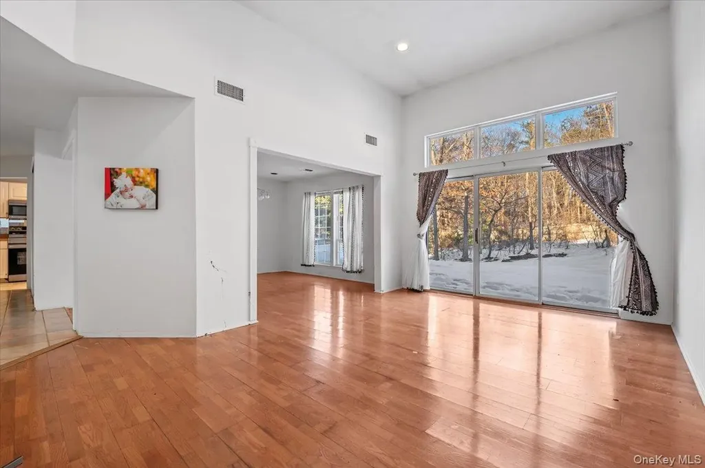 205 Fairfield Drive E Holbrook NY 11741
