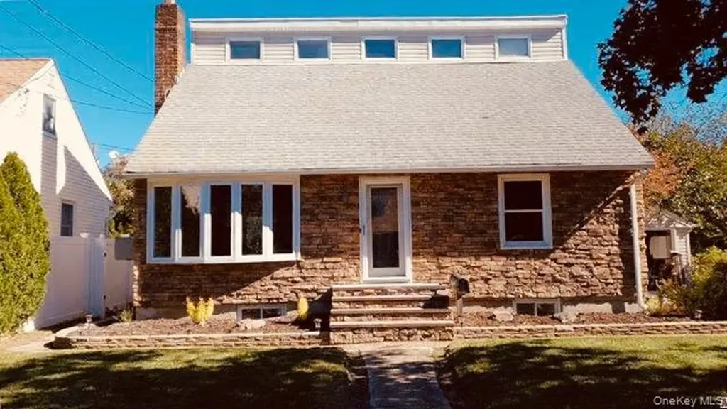 77 Lynton Road Albertson NY 11507