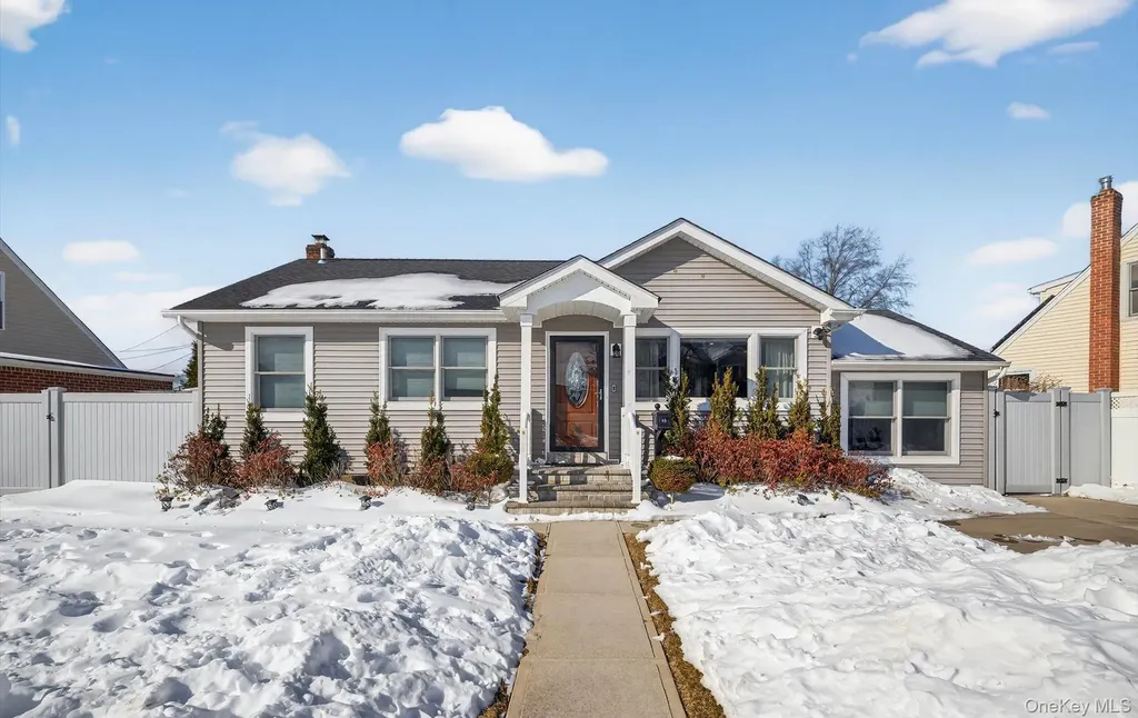 85 Pengon Circle East Meadow NY 11554