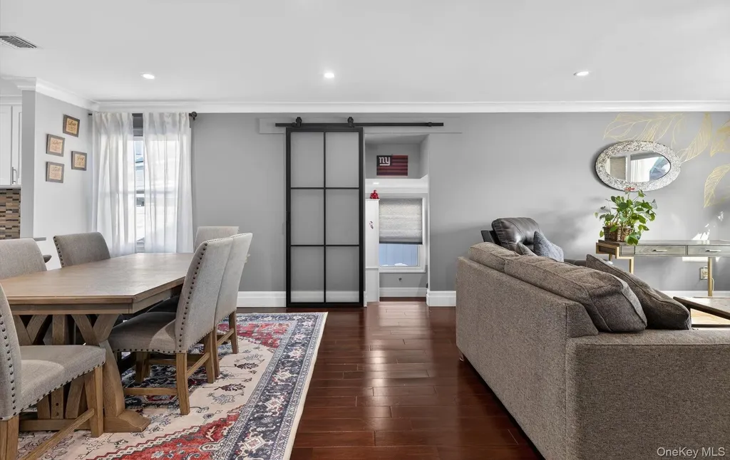 85 Pengon Circle East Meadow NY 11554
