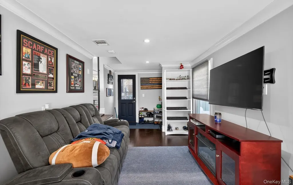 85 Pengon Circle East Meadow NY 11554